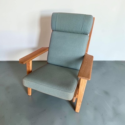 Hans Wegner GE290A chair upholstered in premium wool. Made of solid oak