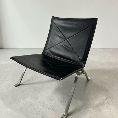 Poul Kjaerholm PK22 chair in black leather