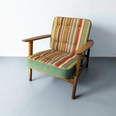 Hans Wegner lounge chair. Frame made of teak with stripy wool upholstery