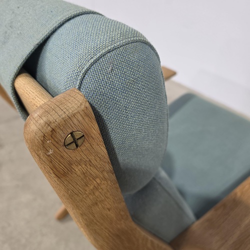 Hans Wegner GE290A lounge chair featuring solid oak frame, angled legs, and upholstered cushions