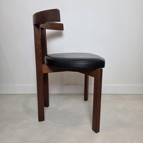 Side profile of a Danish mid‑century teak chair by Peter Hvidt, with curved back rail and square‑section legs
