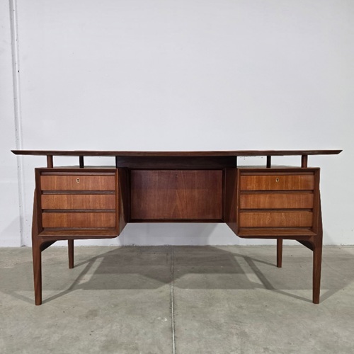 Peter Løvig Nielsen desk side